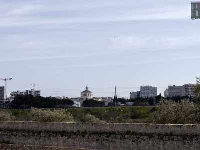 E da qui su possiamo allungare lo sguardo verso la citt�, per scorgere oltre i campi coltivati, la cupola della chiesa di Santa Fara circondata dai moderni complessi residenziali in costruzione. Il �nuovo� che avanza, osservato dal silenzio campestre della secolare Masseria Arbinetto